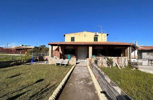 Agnone Bagni Apartment | Apartment 'Serena A Due Passi Dal Mare' with Shared Garden, Wi-Fi and Air Conditioning