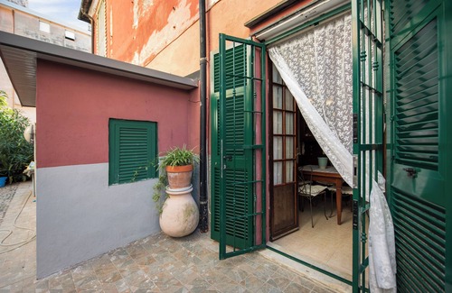 Sestri Ponente Apartment | Apartment 'Sestri Ponente House' with Shared Garden, Wi-Fi and Air Conditioning