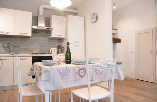 Azzio Apartment | Apartment 'Simona Lago Maggiore' with Mountain View, Balcony and Wi-Fi
