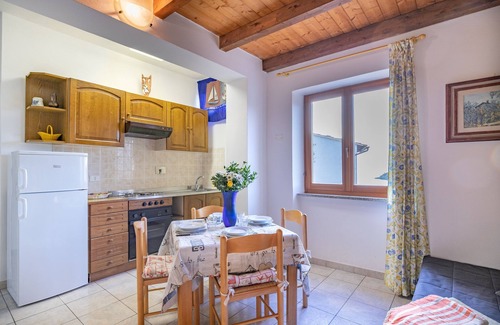 Fetovaia Apartment | Apartment "Simona Vista Mare" near the Beach with Terrace, Air Conditioning and Wi-Fi