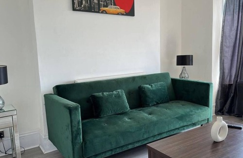 Newport Apartment | Apartment - Sleeps 2 - Parking - WiFi