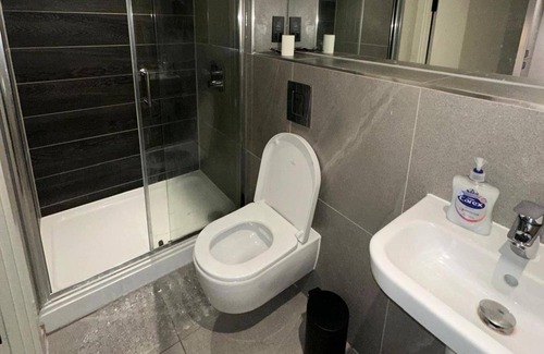 Trafford Apartment | Apartment - Sleeps 4, Pets Allowed & Free Parking