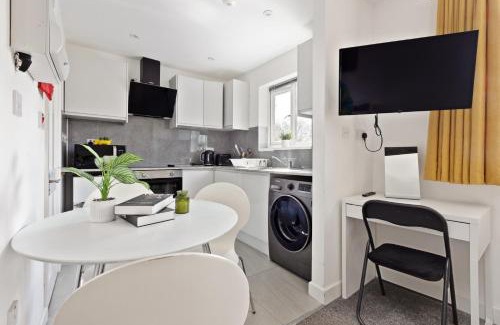 South Harrow Apartment | Apartment - Sleeps 5 & Free Parking