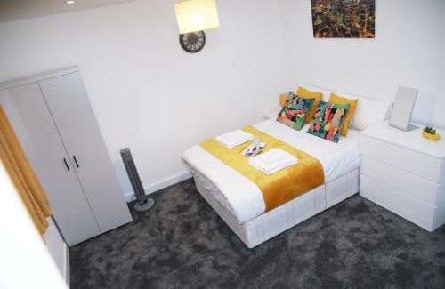 South Harrow Apartment | Apartment - Sleeps 5 & Free Parking