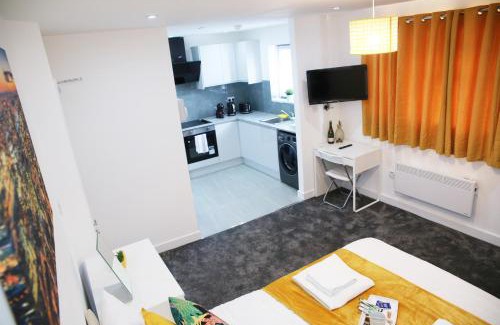 South Harrow Apartment | Apartment - Sleeps 5 & Free Parking