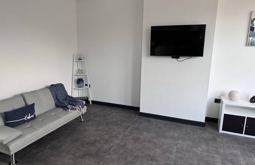Old Trafford Apartment | Apartment Sleeps 5 with Free Parking