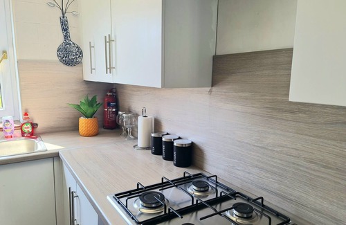 Glenisla Apartment | Apartment Sleeps 7 Near Attractions