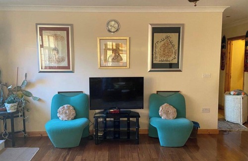 High Wycombe House | Apartment - Sleeps 4 - Parking - Balcony - Garden