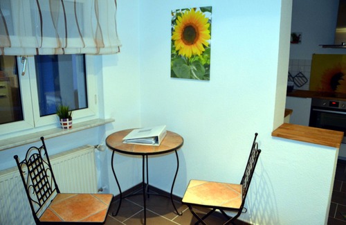 Sipplingen Apartment | Apartment 'Sonnenblume' with Private Terrace, Private Garden and Wi-Fi