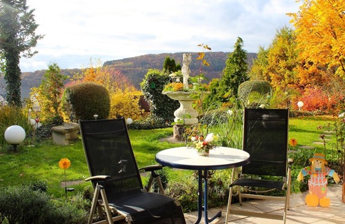 Bad Bocklet Apartment | Apartment Sonneneck (60sqm) with access to sunbathing lawn and garden
