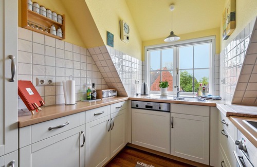 Norddeich Apartment | Apartment 'Sonnenzimmer' with Shared Garden and Wi-Fi