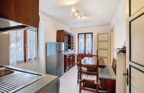Courmayeur Apartment | Apartment 'Spazioso Appartamento Con Vista' with Mountain View, Shared Garden and Wi-Fi