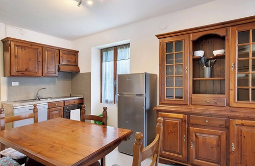 Courmayeur Apartment | Apartment 'Spazioso Appartamento Con Vista' with Mountain View, Shared Garden and Wi-Fi