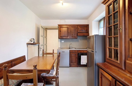 Courmayeur Apartment | Apartment 'Spazioso Appartamento Con Vista' with Mountain View, Shared Garden and Wi-Fi