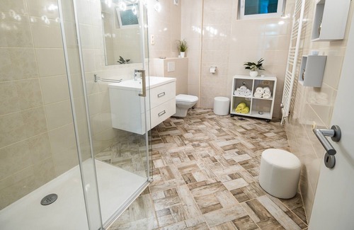Cerklje ob Krki Apartment | Apartment Stankovo - One Bedroom Apartment Fontana with Hot Tub