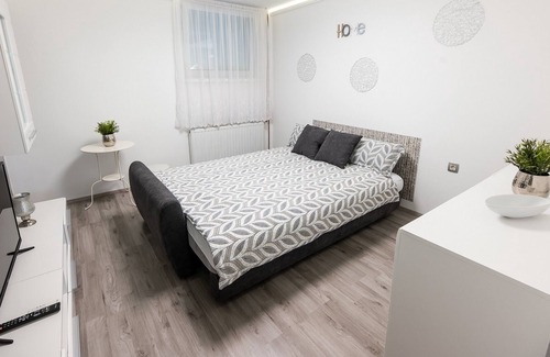Cerklje ob Krki Apartment | Apartment Stankovo - One Bedroom Apartment Fontana with Hot Tub