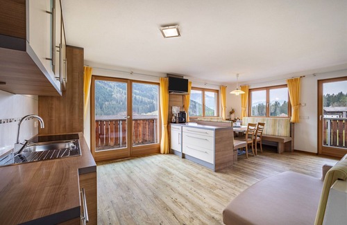 Monguelfo Apartment | Apartment 'Stoffnerhof Sonnenblume' with Mountain View, Shared Garden and Wi-Fi