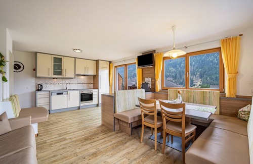 Monguelfo Apartment | Apartment 'Stoffnerhof Sonnenblume' with Mountain View, Shared Garden and Wi-Fi