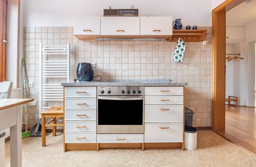 Region Hannover District Apartment | Apartment 'Storchenblick' with Balcony and Wi-Fi