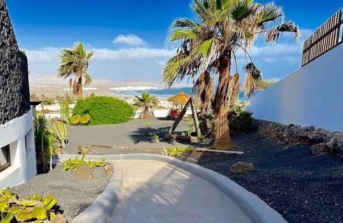 Urbanizacion Famara Apartment | Apartment Stunning Beach and Coastal Views - Private Garden, Beach 5 Mins Walk