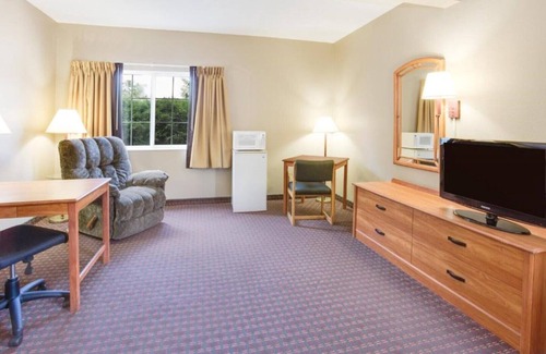 Le Claire House | Apartment-style suites 1 mile from downtown Le Claire !