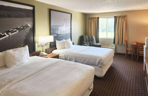 Le Claire House | Apartment-style suites 1 mile from downtown Le Claire !
