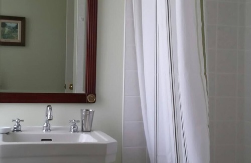 Stratford Apartment | Apartment Suite close to theatres, shopping, restaurants