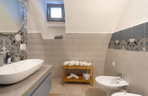 Old Town Cisternino Apartment | Apartment "Suite La Scala Del Borgo" with Private Terrace, Wi-Fi and Air Conditioning