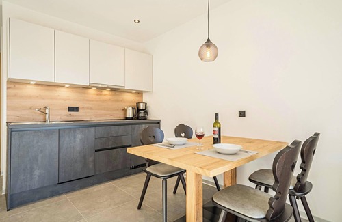 Lana Apartment | Apartment "Sunnig - Sonennschein" with Mountain View, Balcony & Wi-Fi