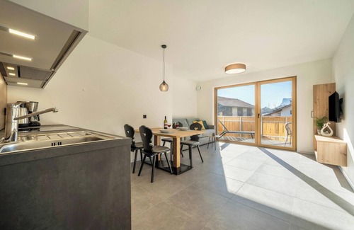 Lana Apartment | Apartment "Sunnig - Sonennschein" with Mountain View, Balcony & Wi-Fi