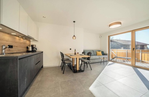 Lana Apartment | Apartment "Sunnig - Sonennschein" with Mountain View, Balcony & Wi-Fi