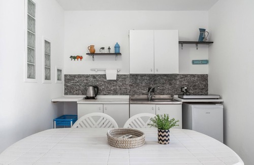 Mirties Apartment | Apartment 'Syrios Suites No 2' with Sea View, Wi-Fi and Air Conditioning