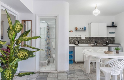 Mirties Apartment | Apartment 'Syrios Suites No 2' with Sea View, Wi-Fi and Air Conditioning