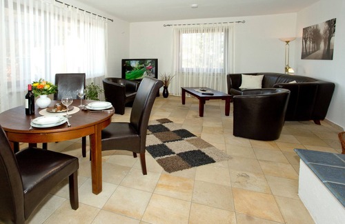 Toppenstedt Apartment | Apartment terrace tiled stove four-poster bed large kitchen large bathroom