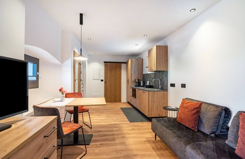 Terlano Apartment | Apartment 'Thanhammer Porphyr' with Mountain View, Shared Terrace and Pool