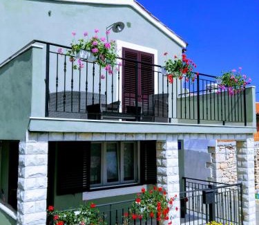 Topid Apartment | Apartment Tireli