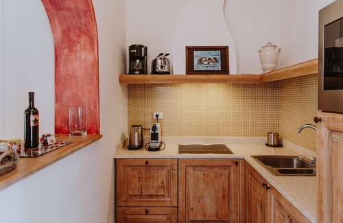 Puegnago del Garda Apartment | Apartment 'Topazio' with Shared Pool, Wi-Fi and Air Conditioning
