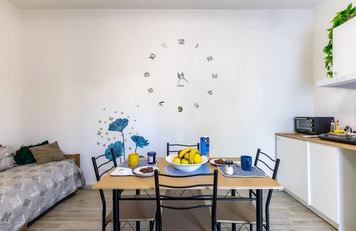 Comiso Apartment | Apartment 'Trilocale In Villa Con Piscina' with Mountain View, Shared Pool and Wi-Fi