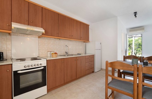 Poros Apartment | Apartment 'Two-Bedroom' with Shared Garden, Wi-Fi and Air Conditioning
