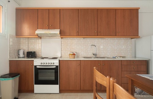 Poros Apartment | Apartment 'Two-Bedroom' with Shared Garden, Wi-Fi and Air Conditioning