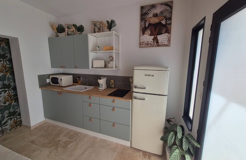 Taillades Apartment | Apartment 'Une Parenthèse En Luberon' with Private Garden, Wi-Fi and Air Conditioning