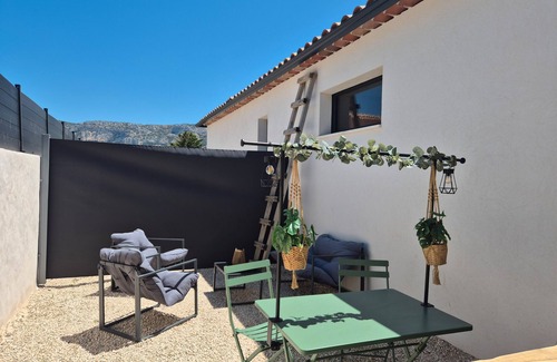 Taillades Apartment | Apartment 'Une Parenthèse En Luberon' with Private Garden, Wi-Fi and Air Conditioning
