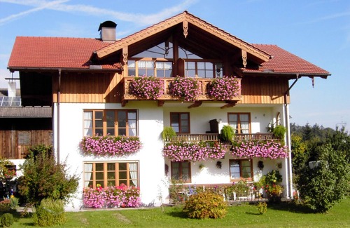 Frasdorf Apartment | Apartment up to 4 people- Wendelstein- 65 sqm, 2 bedrooms, kitchen, satellite TV, balcony, private entrance, non-smoking