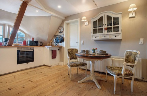 Bodstedt Apartment | Apartment 'Urlaub Unterm Reetdach' with Private Garden and Wi-Fi