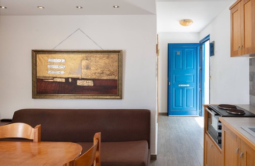 Kamari Apartment | Apartment 'Vasilis Studios Family House ' with Sea View, Wi-Fi and Air Conditioning