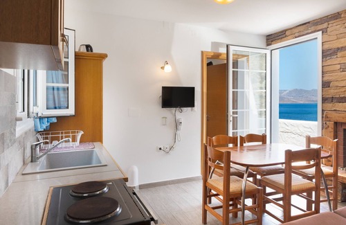 Kamari Apartment | Apartment 'Vasilis Studios Family House ' with Sea View, Wi-Fi and Air Conditioning