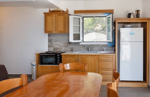 Kamari Apartment | Apartment 'Vasilis Studios Family House ' with Sea View, Wi-Fi and Air Conditioning