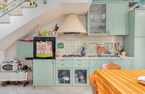 Case Peschiera-Lu Fraili Apartment | Apartment 'Villa Bouganville' with Sea View, Garden & A/C