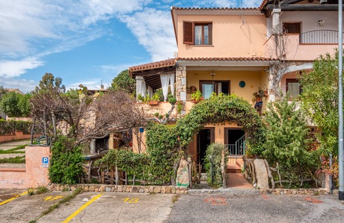 Case Peschiera-Lu Fraili Apartment | Apartment 'Villa Bouganville' with Sea View, Garden & A/C