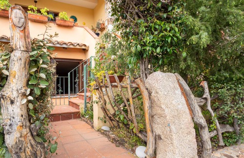 Case Peschiera-Lu Fraili Apartment | Apartment 'Villa Bouganville' with Sea View, Garden & A/C